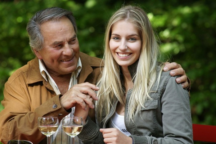 La différence d'âge dans une relation (jeune femme et homme mature)